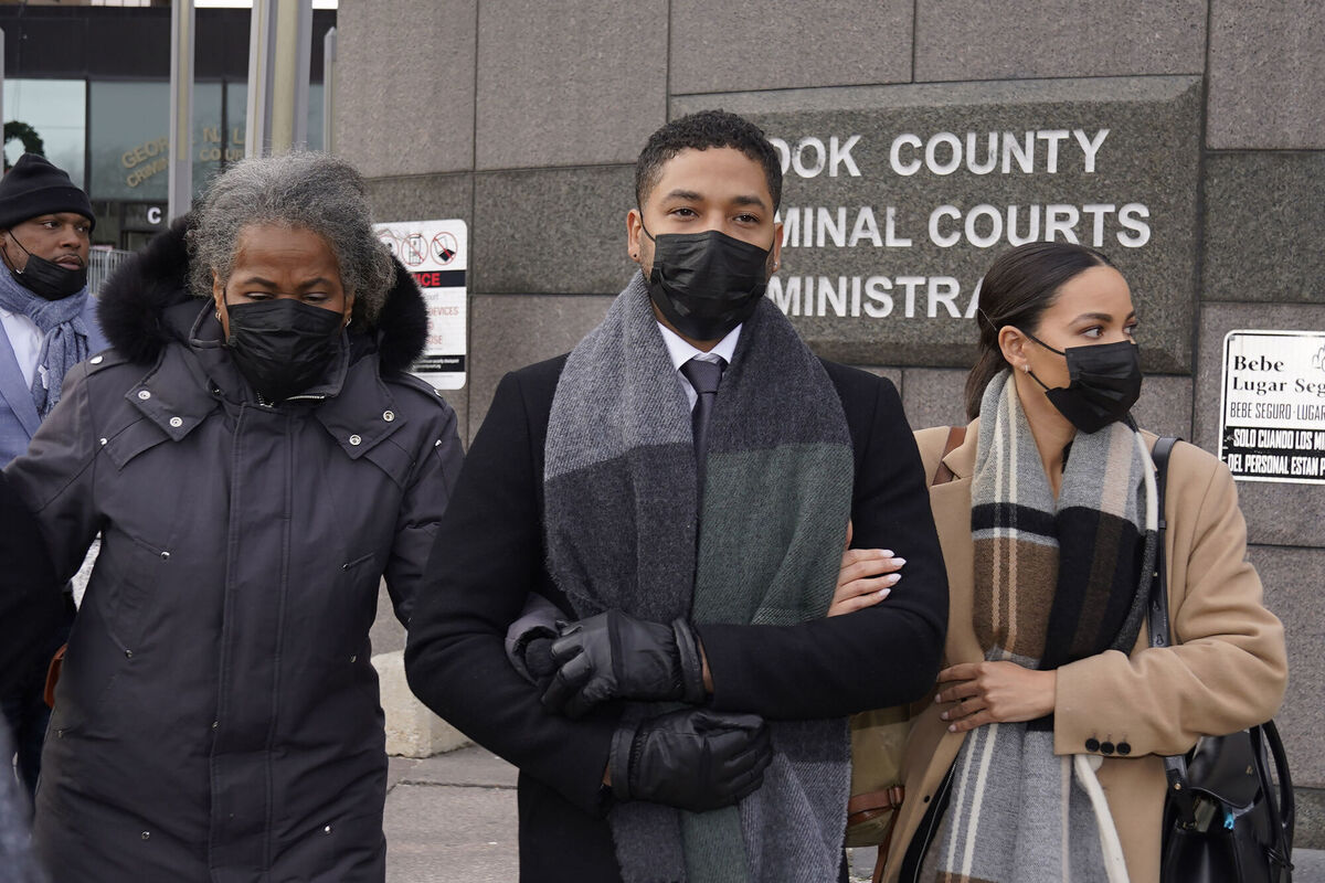 Actor Jussie Smollett, center, departs with his mother Janet, left, and an unidentified sister the Leighton Criminal Courthouse. Picture: AP Photo/Charles Rex Arbogast
