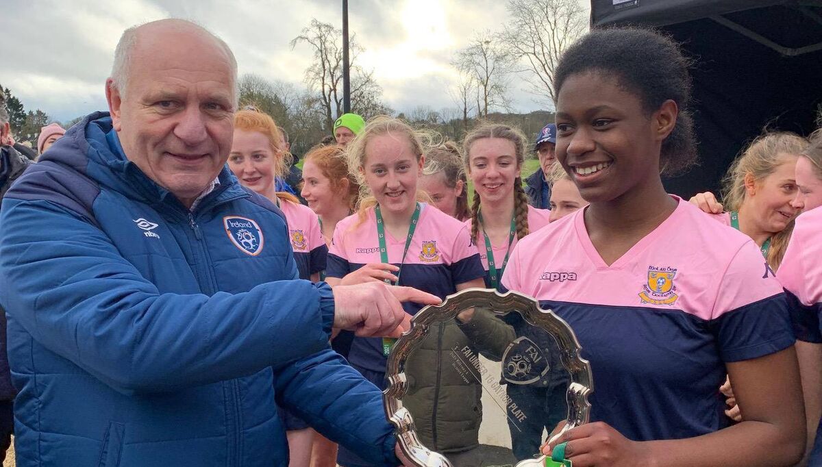 FAI President Gerry McAnaney presents the U13 Gaynor Plate to Clare captain Motumrayoluwa ‘Hannah’ Saidi.