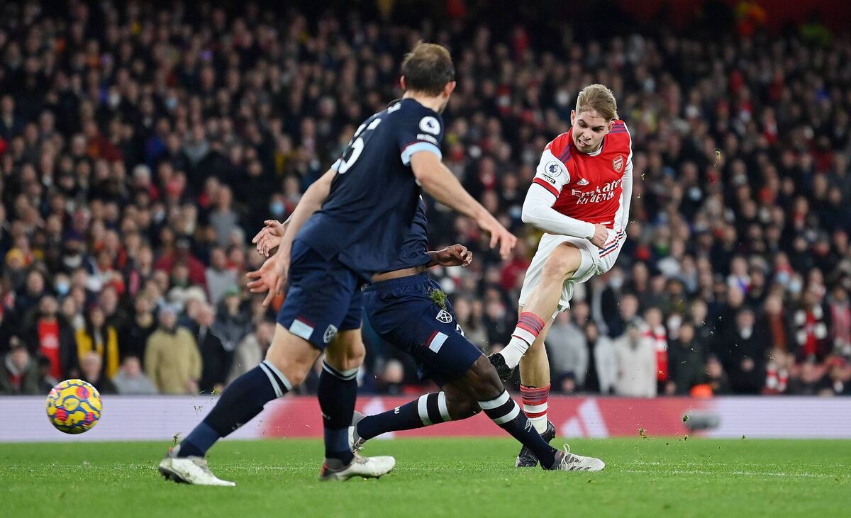 Emile Smith Rowe of Arsenal scores their team's second goal during the Premier League match between Arsenal and West Ham United at Emirates Stadium on December 15, 2021, in London, England. (Photo by Justin Setterfield/Getty Images)