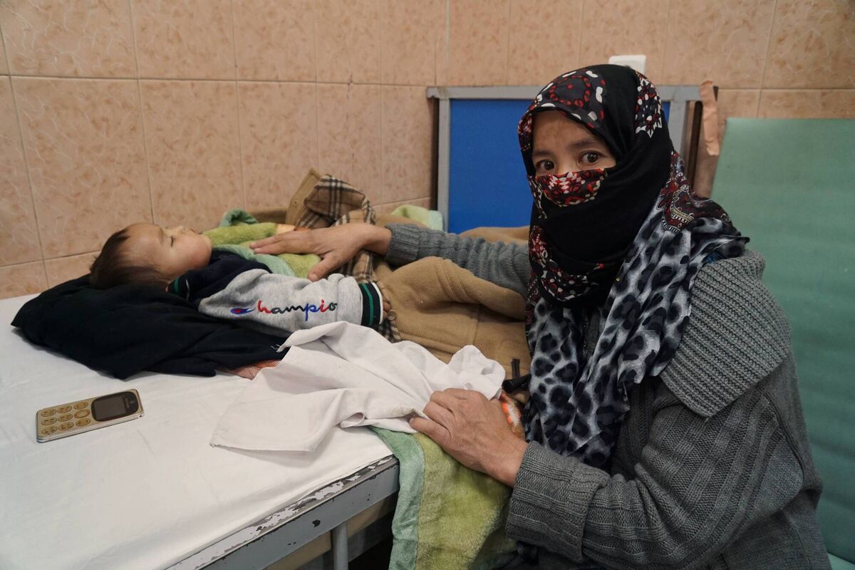  Kobra (25) sitting with her daughter Omol Banin (12 months) at a malnourishment unit in Indira Gandhi Children's hospital in Kabul.