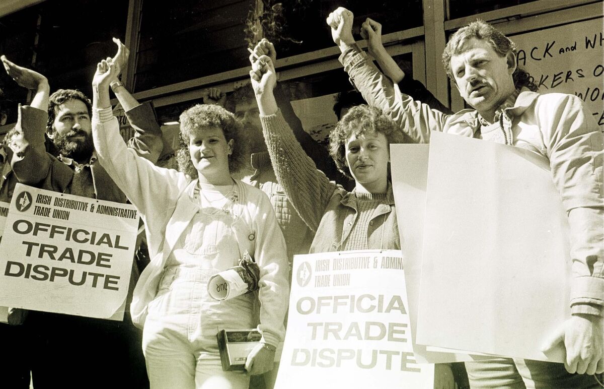 Eamon O'Donoghue, Mary Manning, Catherine O'Reilly and Nicky Kelly outside Dunnes on Henry St in 1985. File picture: RollingNews.ie