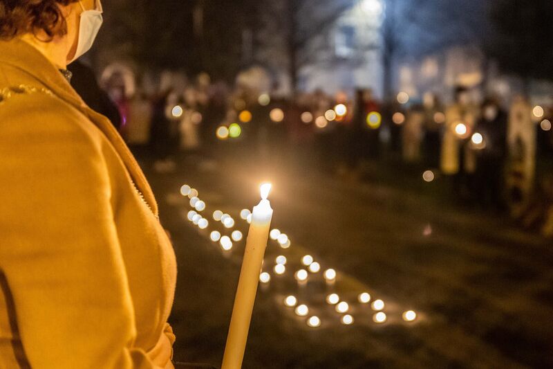 Approximately 500 people gathered in Emmett Square, Clonakilty this evening to hold a vigil in memory of Ashling Murphy. Picture: Andy Gibson
