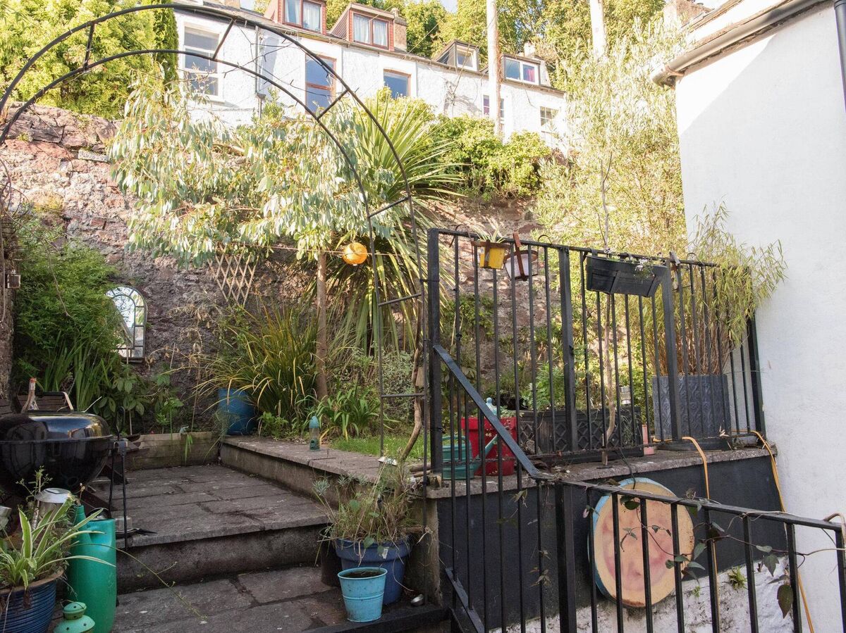 Tiered garden to the rear of 22, with Wellington Terrace behind. Tiered garden to the rear of 22, with Wellington Terrace behind.