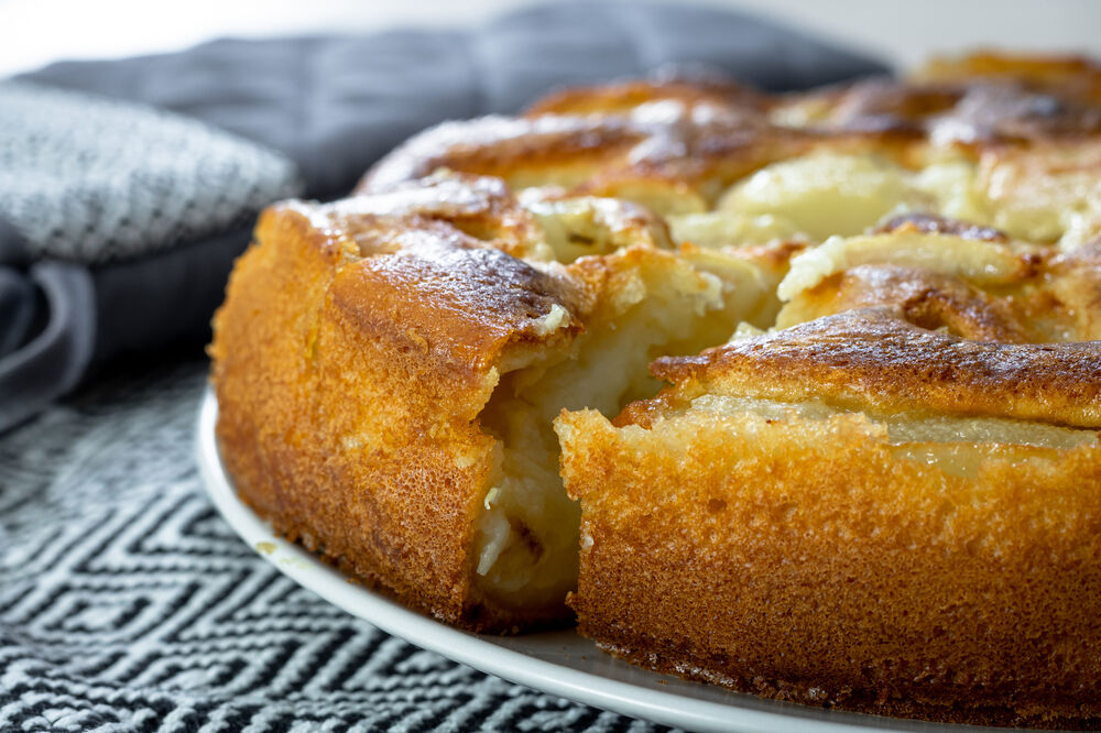 Pear and nutmeg cake