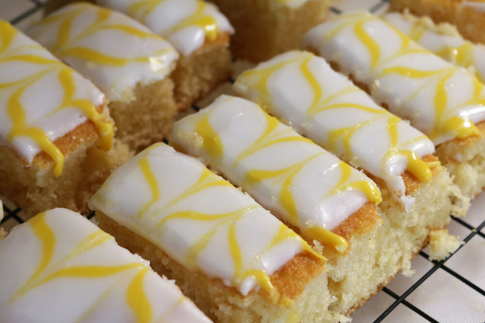 Lemon drizzle traybake