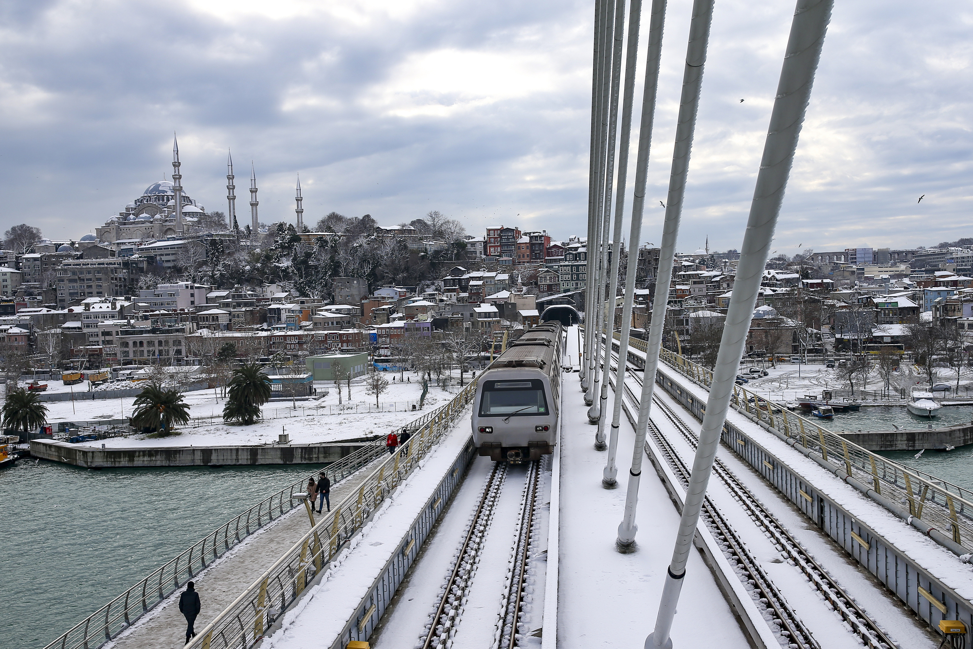 Stranded drivers freed in Istanbul and Athens after snowstorm