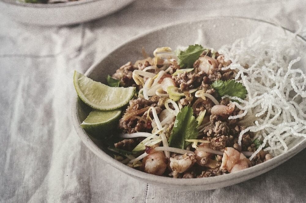 Stir-fried prawns and pork with crispy noodles