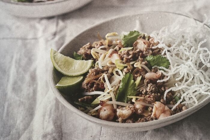 Stir-fried prawns and pork with crispy noodles