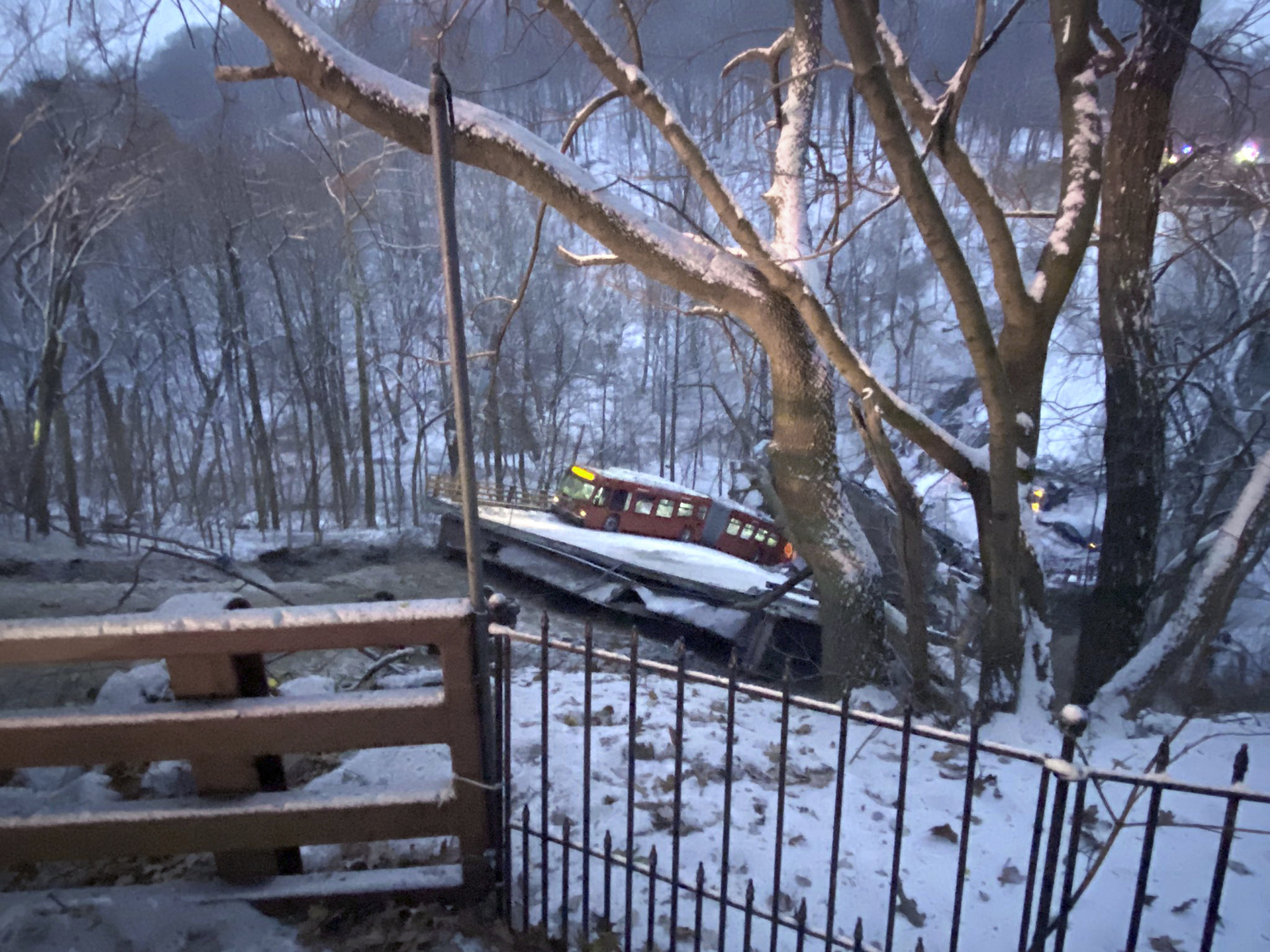 Human chain formed to rescue bus passengers after US bridge collapse