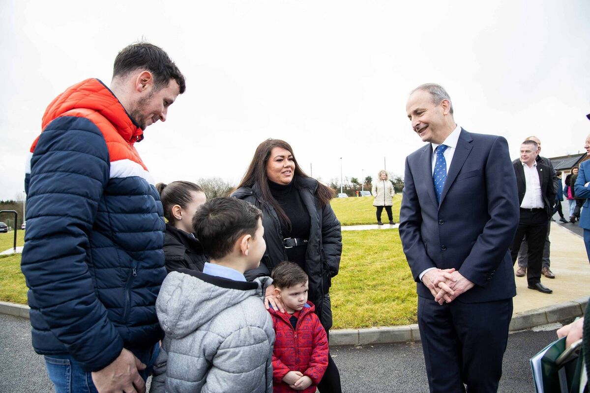 Micheál Martin chats with resident’s Laurann Moynihan, Anthony Byrne and their four children- Taylor, Dylan, Anthony and Darragh. Picture: Alison Miles / OSM Photo
