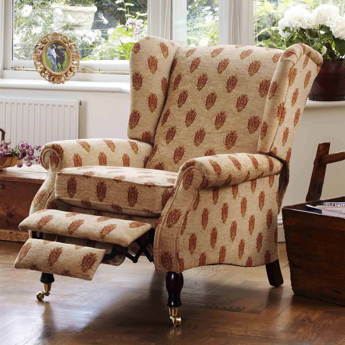 A traditional armchair with Queen Anne legs and a manual recline from the house of Parker Knoll. This York model starts at €1,500 to order with various fabrics and leg finishes, from all Parker Knoll agents. A traditional armchair with Queen Anne legs and a manual recline from the house of Parker Knoll. This York model starts at €1,500 to order with various fabrics and leg finishes, from all Parker Knoll agents.