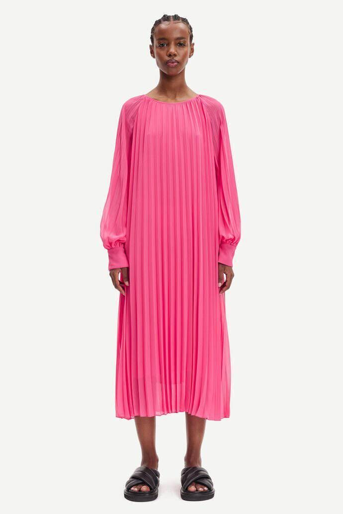 SAMSOE SAMSOE ‘Annmari’ pleated midi dress, Kimono, €159 SAMSOE SAMSOE ‘Annmari’ pleated midi dress, Kimono, €159