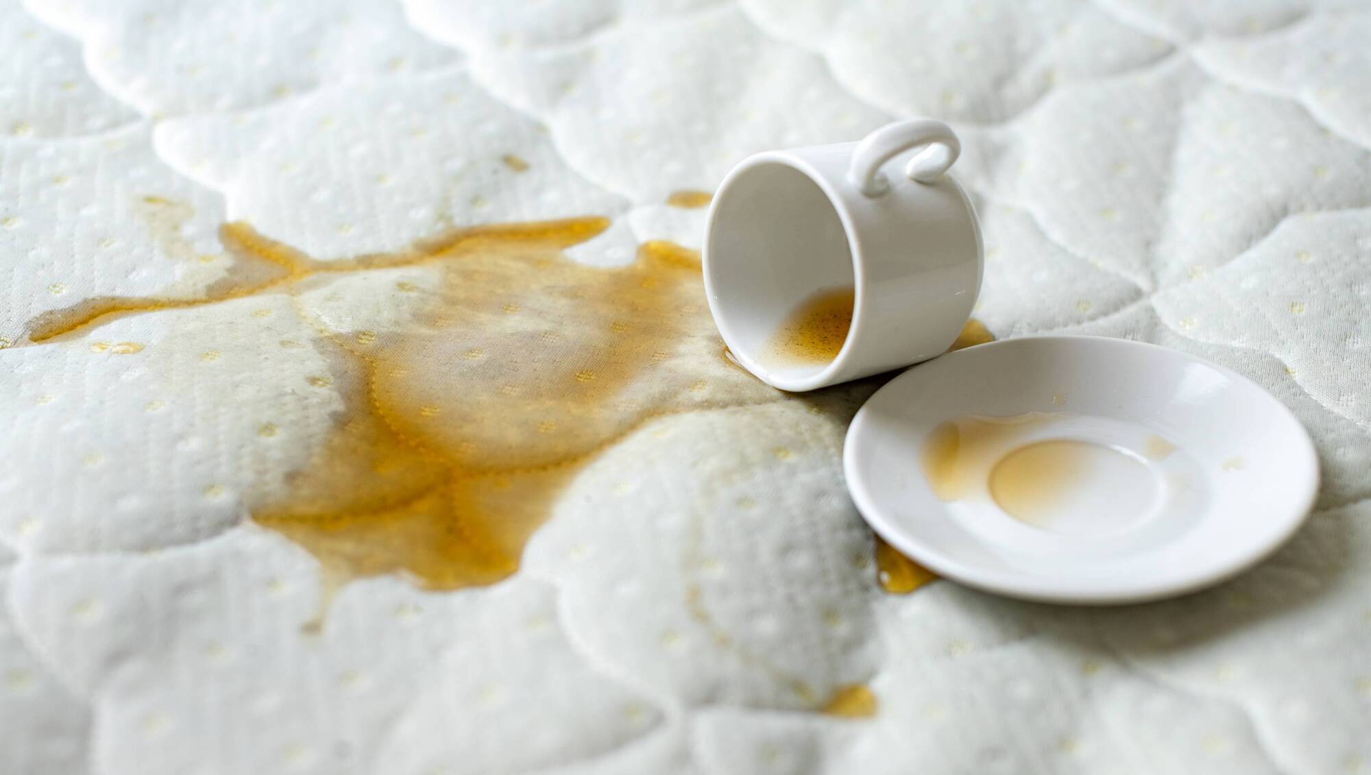 Life Hack: How to clean stains like coffee, pee and blood from a mattress