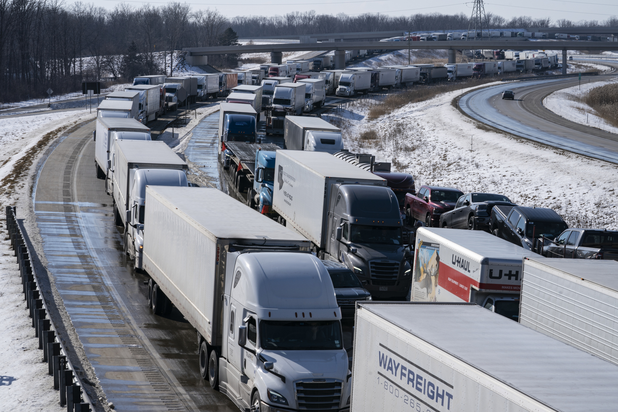 Lorry blockade at US-Canadian border shuts car factories