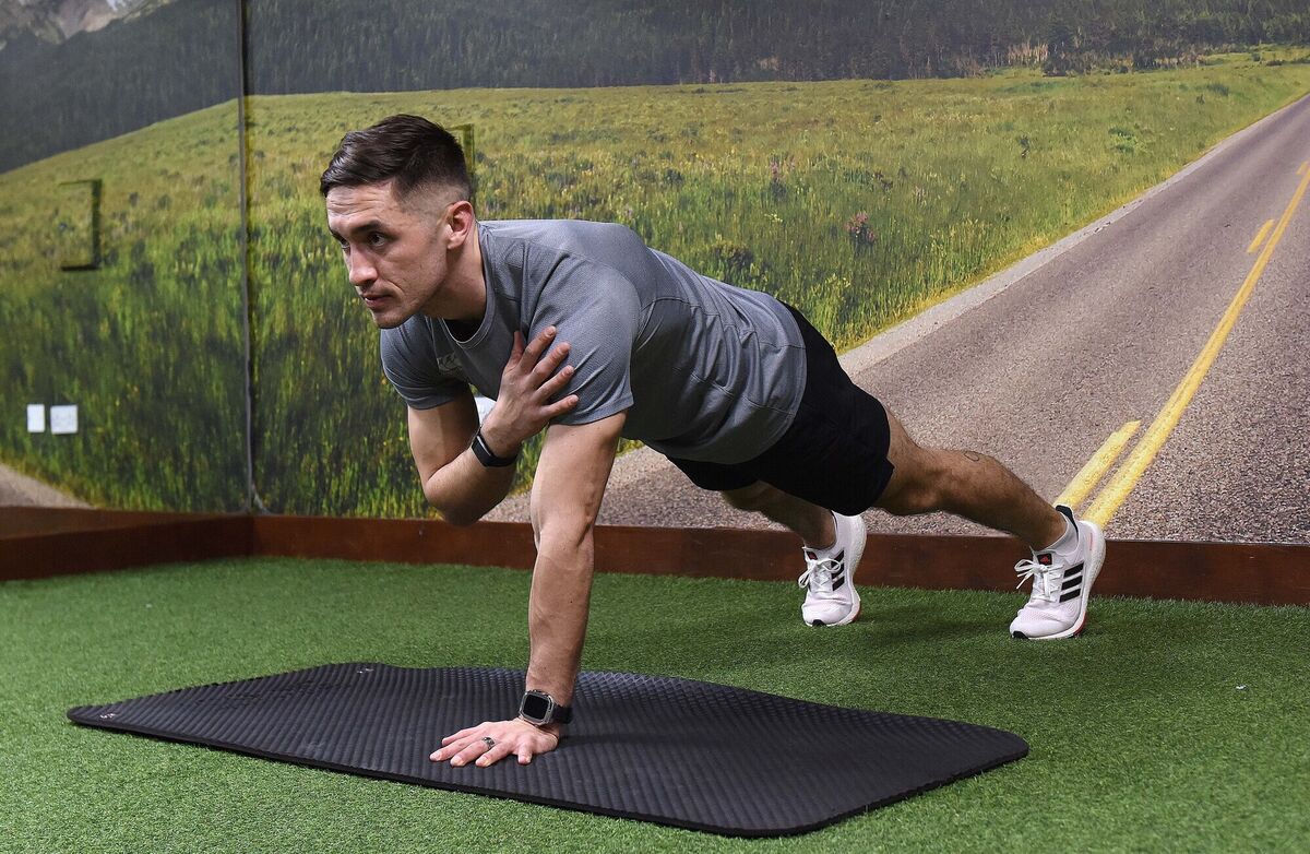 Greg O'Shea demonstrating shoulder taps