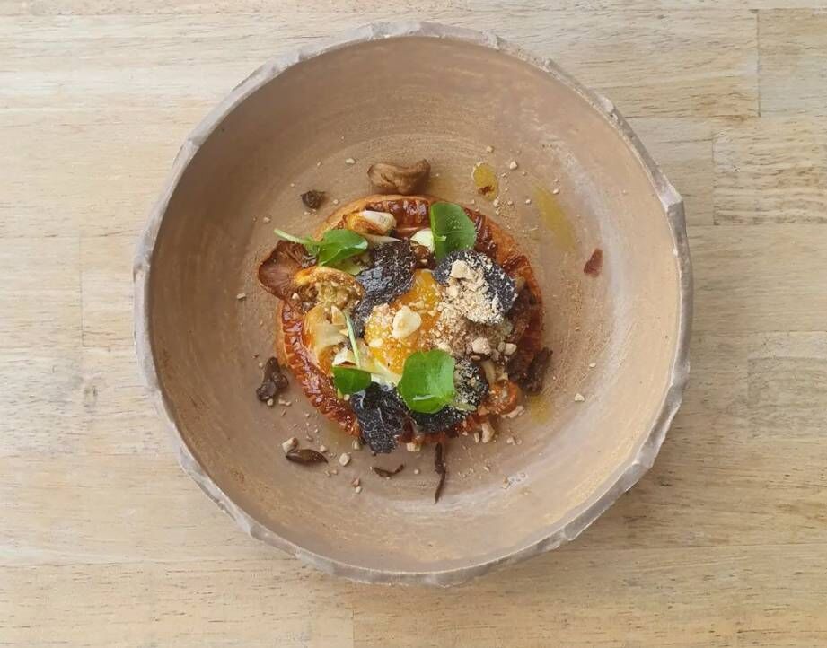 Mushroom tart fine, 63° egg yolk, black truffle, hazelnut, tarragon Mushroom tart fine, 63° egg yolk, black truffle, hazelnut, tarragon