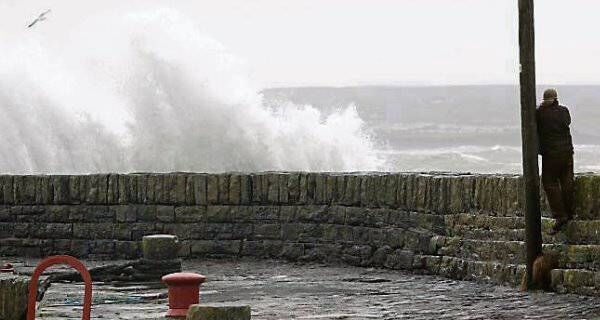 Met Éireann's Bonnie Diamond warned there would be wind speeds of 130 kph which could lead to fallen trees, danger to buildings and power lines.