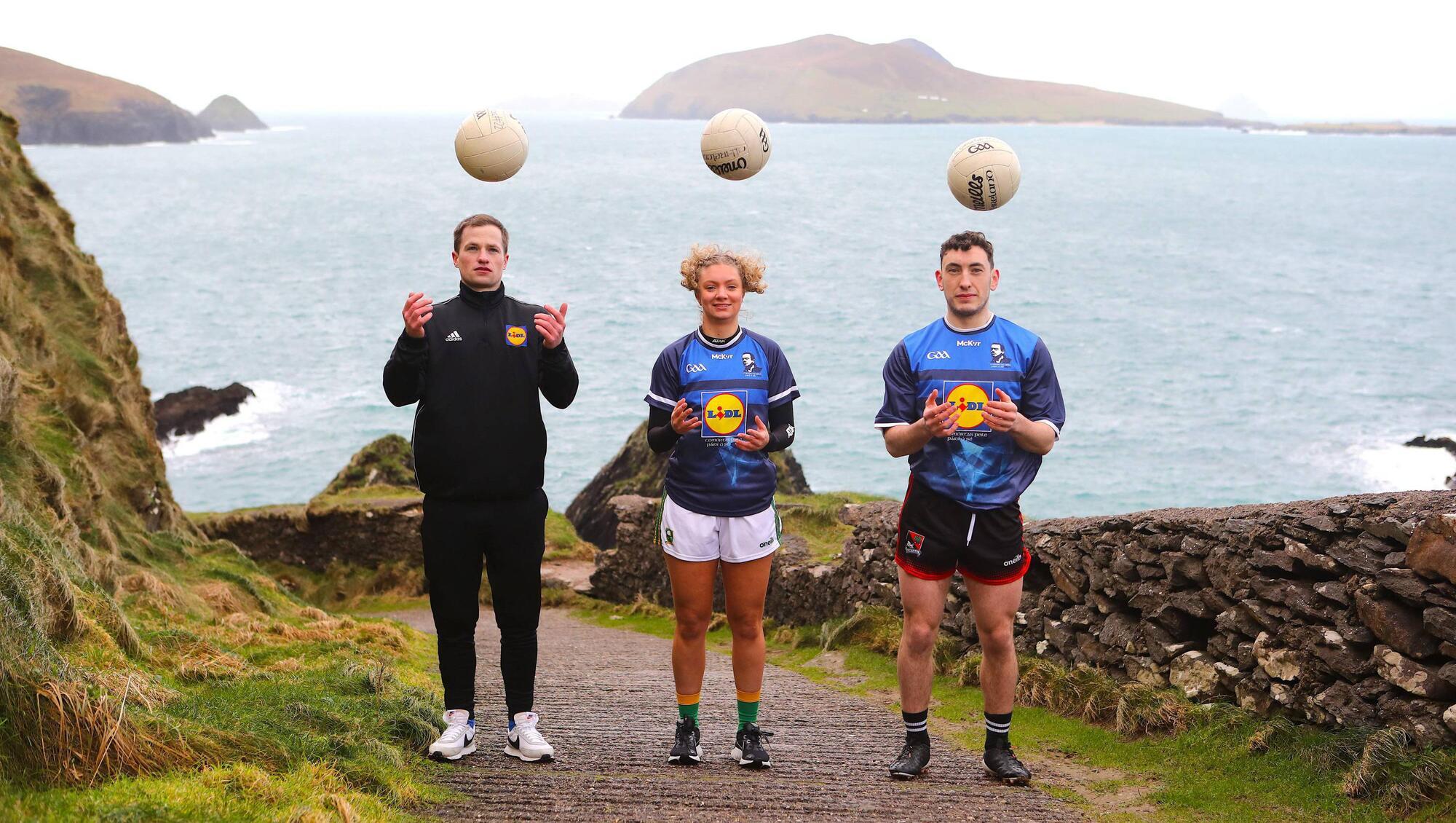 Pictured at Dún Chaoin Pier Road, West Kerry is (left to right) Comórtas chairman Pádraig Óg Ó Sé with Kerry footballers Paudie Clifford and Niamh Ní Chonchuir ahead of the Lidl Comórtas Peile Páidí Ó Sé 2022, the famed men's and ladies club Gaelic football festival which takes place all across the Dingle Peninsula this weekend.
