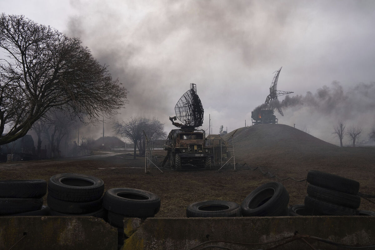 Smoke rise from an air defence base in the aftermath of an apparent Russian strike in Mariupol, Ukraine, Thursday, Feb. 24, 2022. Picture: AP Photo/Evgeniy Maloletka