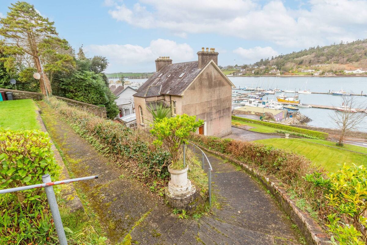 Pleny of scope in this house's tiered grounds, with  two access points