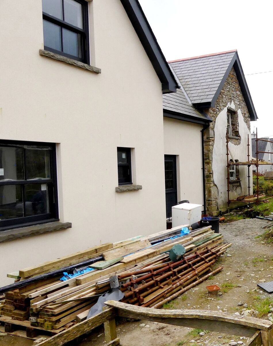 A new-build to a century-old cottage, with two very different wall build-ups still resulted in a high efficiency forever home with a creative, hybrid heating system utilising a geothermal array and heat pump. The Crease family home, Clonakilty.