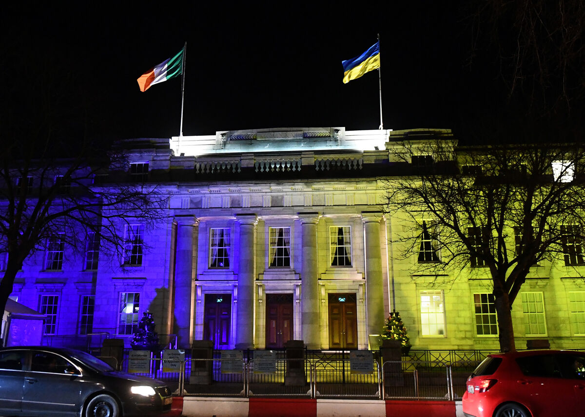 Cork City Hall flying the Irish and Ukrainian flags and lit up in the colours of Ukraine. The Irish phrase, 'ní neart go cur le chéile' could be translated as 'stronger together'. Picture: Eddie O'Hare