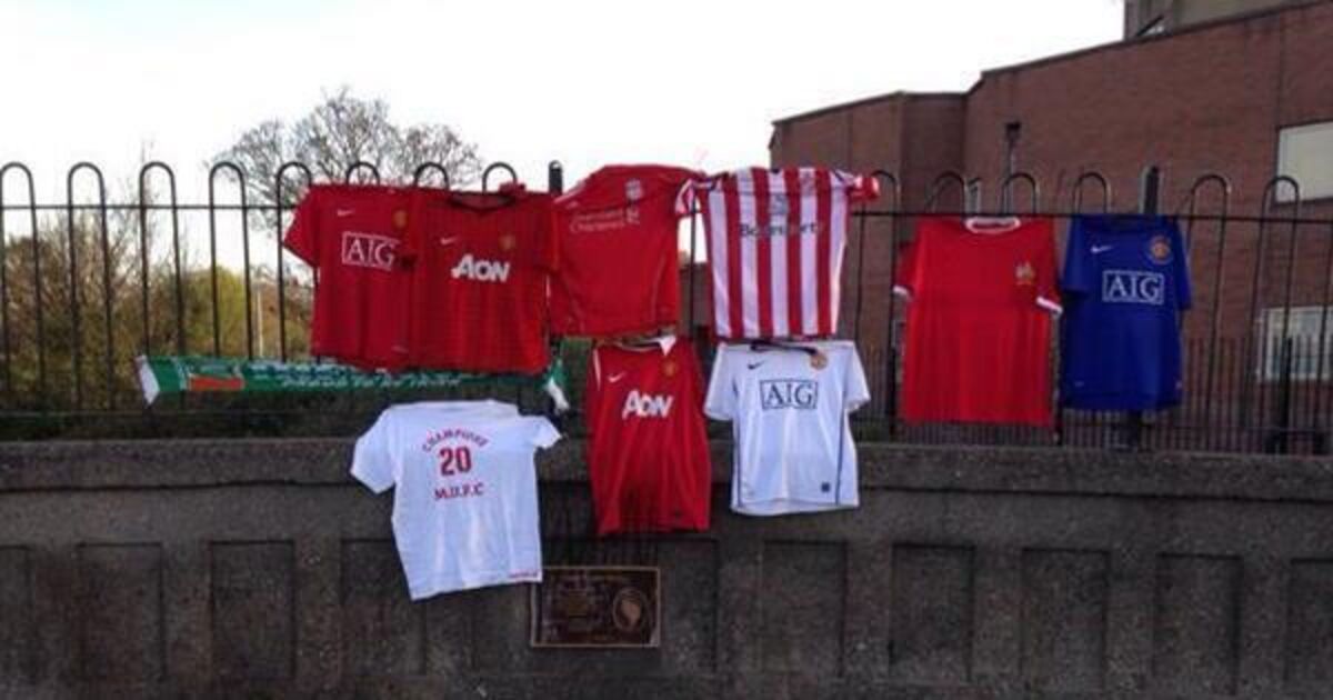 Football fans display solidarity after bridge vandalism