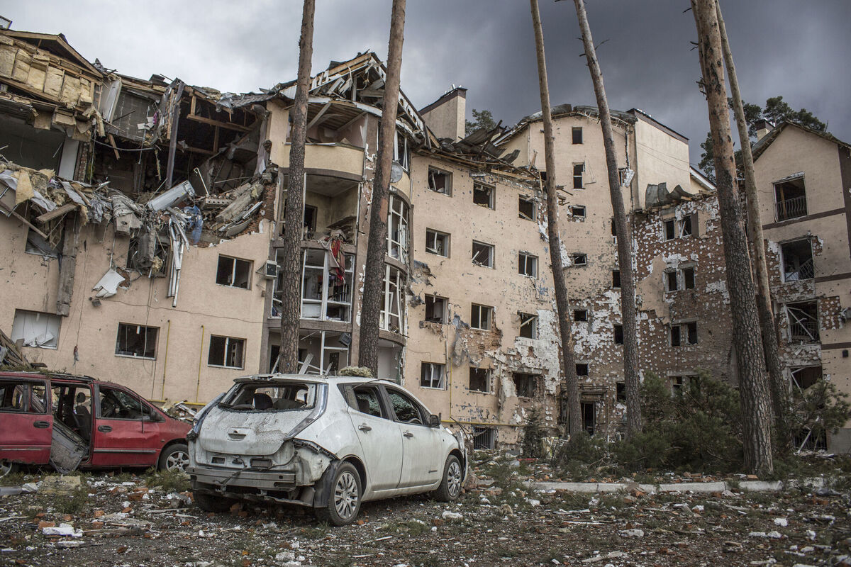 An apartment building damaged following a shelling on the town of Irpin, 26 kilometers west of Kyiv, Ukraine, Friday, March 4, 2022. Picture: AP Photo/Oleksandr Ratushniak