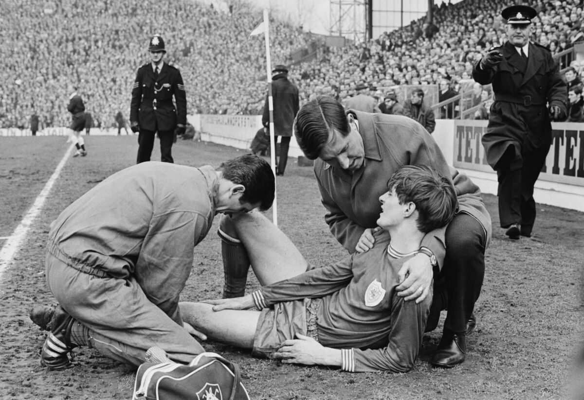 Ancien joueur de football irlandais et manager du Leicester City FC Frank O'Farrell réconfortant le joueur de football Allan Clarke lors de la demi-finale de la FA Cup contre le West Bromwich Albion FC au Hillsborough Stadium, Sheffield, Royaume-Uni, le 22 mars 1969. (Photo de Norman Quicke/Daily Express/Hulton Archive/Getty Images)