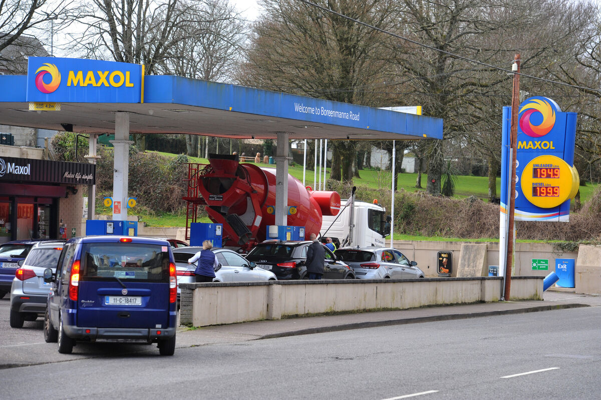Drivers queue to fill up at the Maxol station on Boreenmanna Rd, Cork City. Picture: Larry Cummins