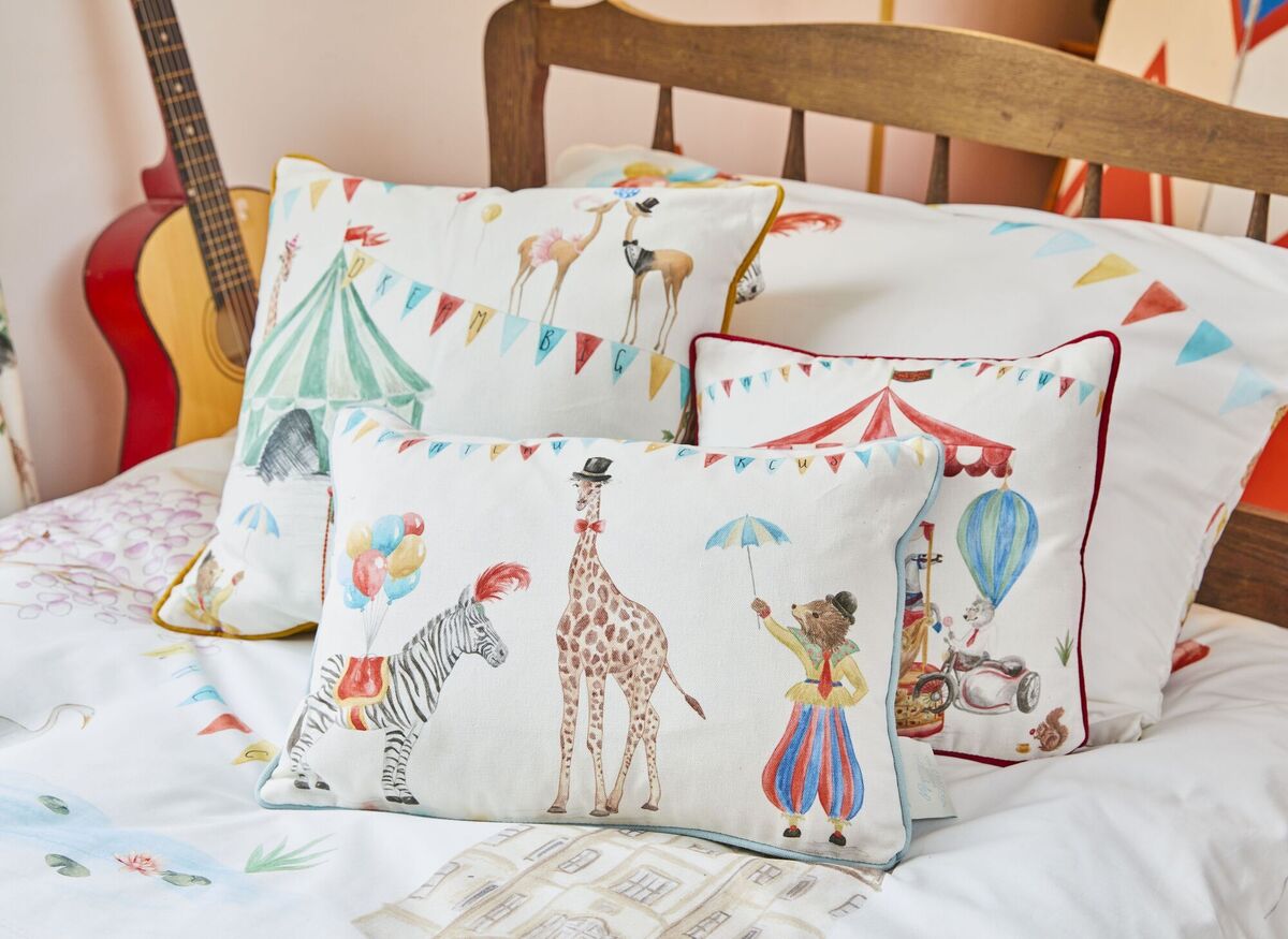  Bed linen for children's rooms have a touch of nostalgia and themes of French circuses.