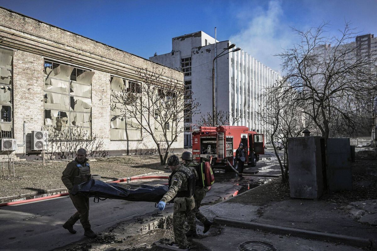 Military emergency service members remove the body of a dead Ukrainian serviceman in the area of a research institute, part of Ukraine's National Academy of Science, after a strike, in northwestern Kyiv, on March 22, 2022. Picture: ARIS MESSINIS/AFP via Getty Images