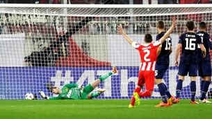 VIDEO: Olympiacos take advantage of terrible United performance