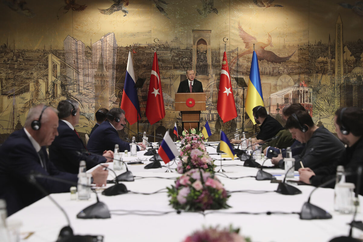 Turkish President Recep Tayyip Erdogan, center, gives a speech to welcome the Russian, left, and Ukrainian delegations ahead of their talks, in Istanbul. Picture: Turkish Presidency via AP