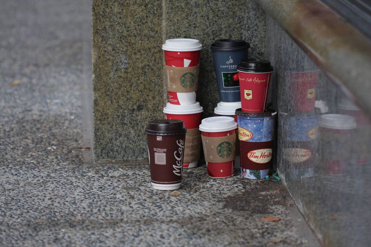 Cada año se tiran 200 millones de vasos. Cada año se tiran 200 millones de vasos.