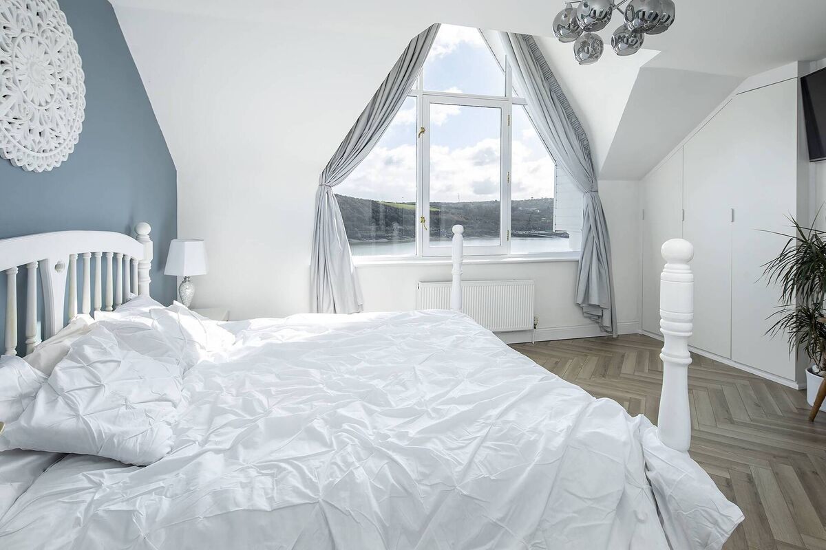 Apex window at 4 Riverview does exactly what it hints at  - it gives river views par excellence