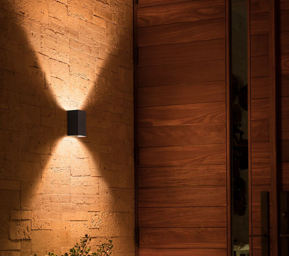 Philips Hue Resonate outdoor lighting. Philips Hue Resonate outdoor lighting.
