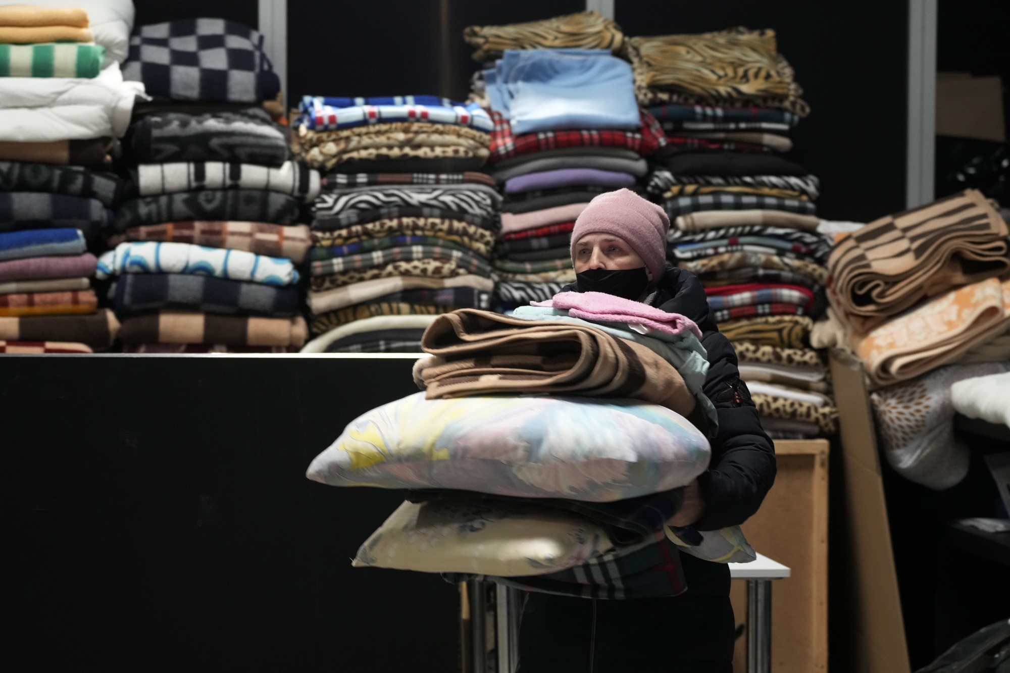 Ukrainian refugees encouraged to find jobs as war exodus slows