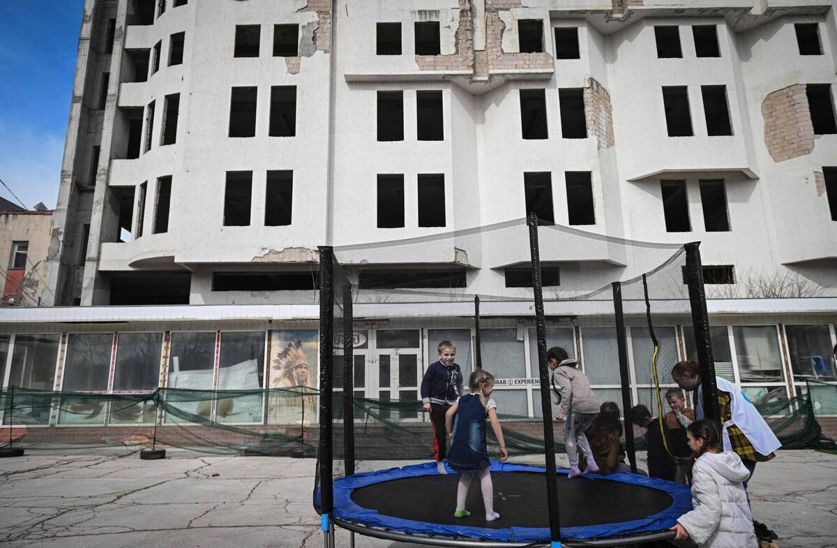 Ukrainian refugee children play in an improvised playground at the "Moldexpo" exhibition centre. Photo: Daniel Mihailescu / AFP via Getty Images