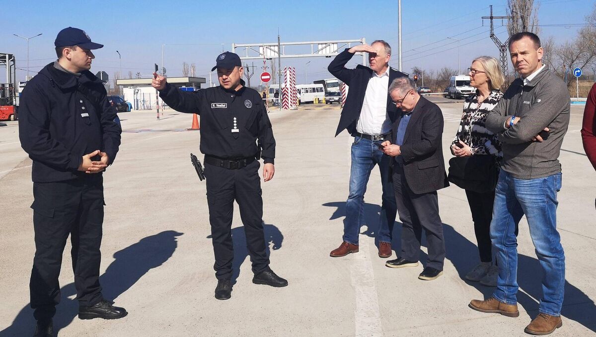 Members of the committee on EU affairs at Palanca border crossing between Ukraine and Moldova: Joe McHugh, Brendan Howlin, John Brady, Regina Doherty, Darren Kelly, with ambassador of Ireland to Romania Paul McGarry and Moldova And Head of Border Police Rosian Vasiloi (with translator). Members of the committee on EU affairs at Palanca border crossing between Ukraine and Moldova: Joe McHugh, Brendan Howlin, John Brady, Regina Doherty, Darren Kelly, with ambassador of Ireland to Romania Paul McGarry and Moldova And Head of Border Police Rosian Vasiloi (with translator).