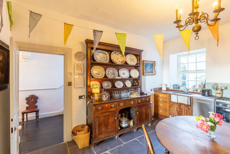 Back to the past: kitchen with slate floor and Belfst sink