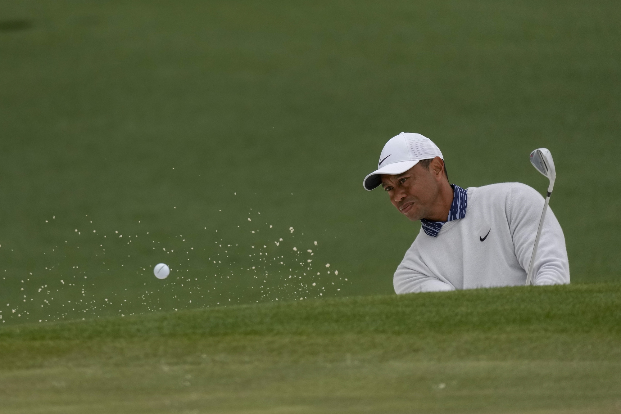 Scottie Scheffler in driving seat as Tiger Woods’ Masters challenge falters