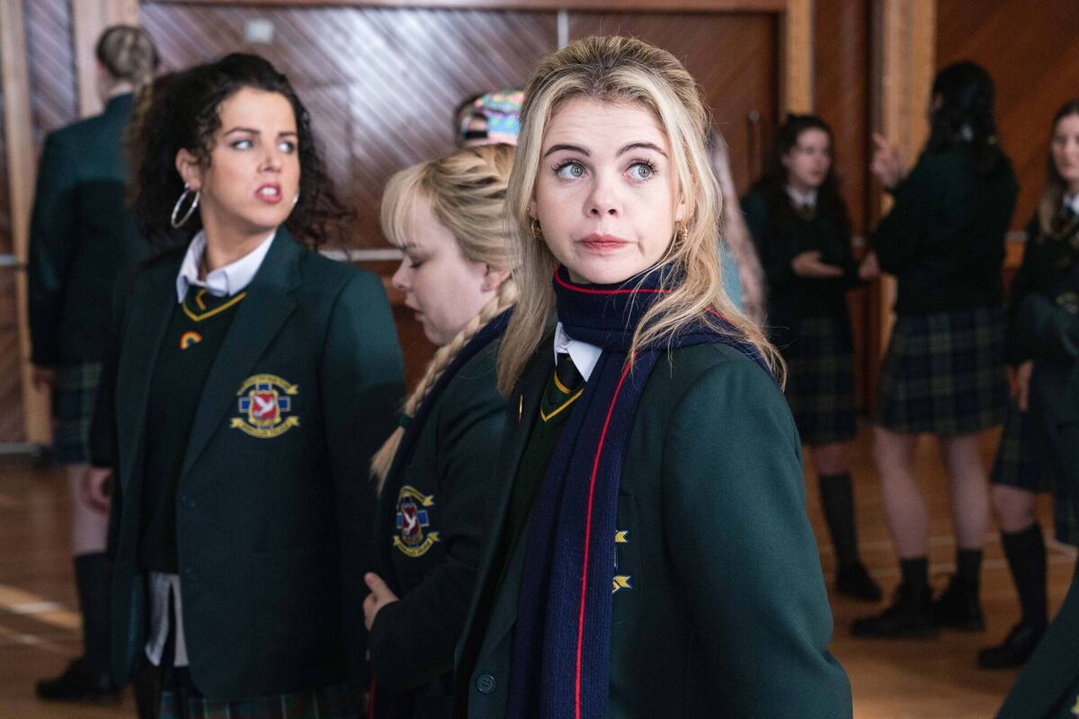Michelle Mallon (Jamie-Lee O'Donnell), Clare Devlin (Nicola Coughlan), Erin Quinn (Saoirse Monica Jackson) in Derry Girls