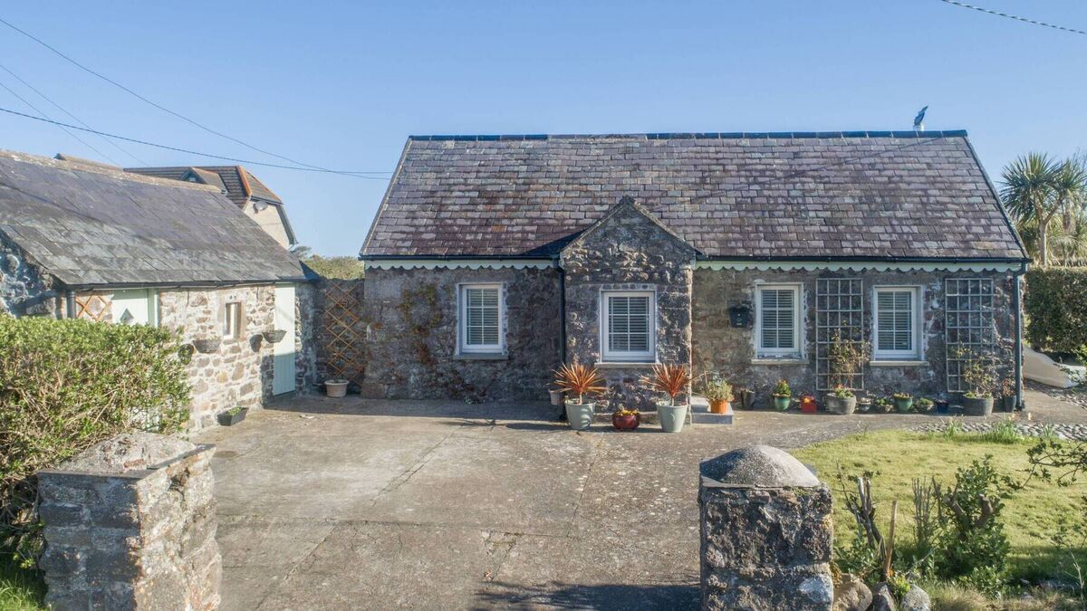 Starter Homes: Pretty Waterford coastal stone cottage with a modern interior for €295,000 - Vimarsana News