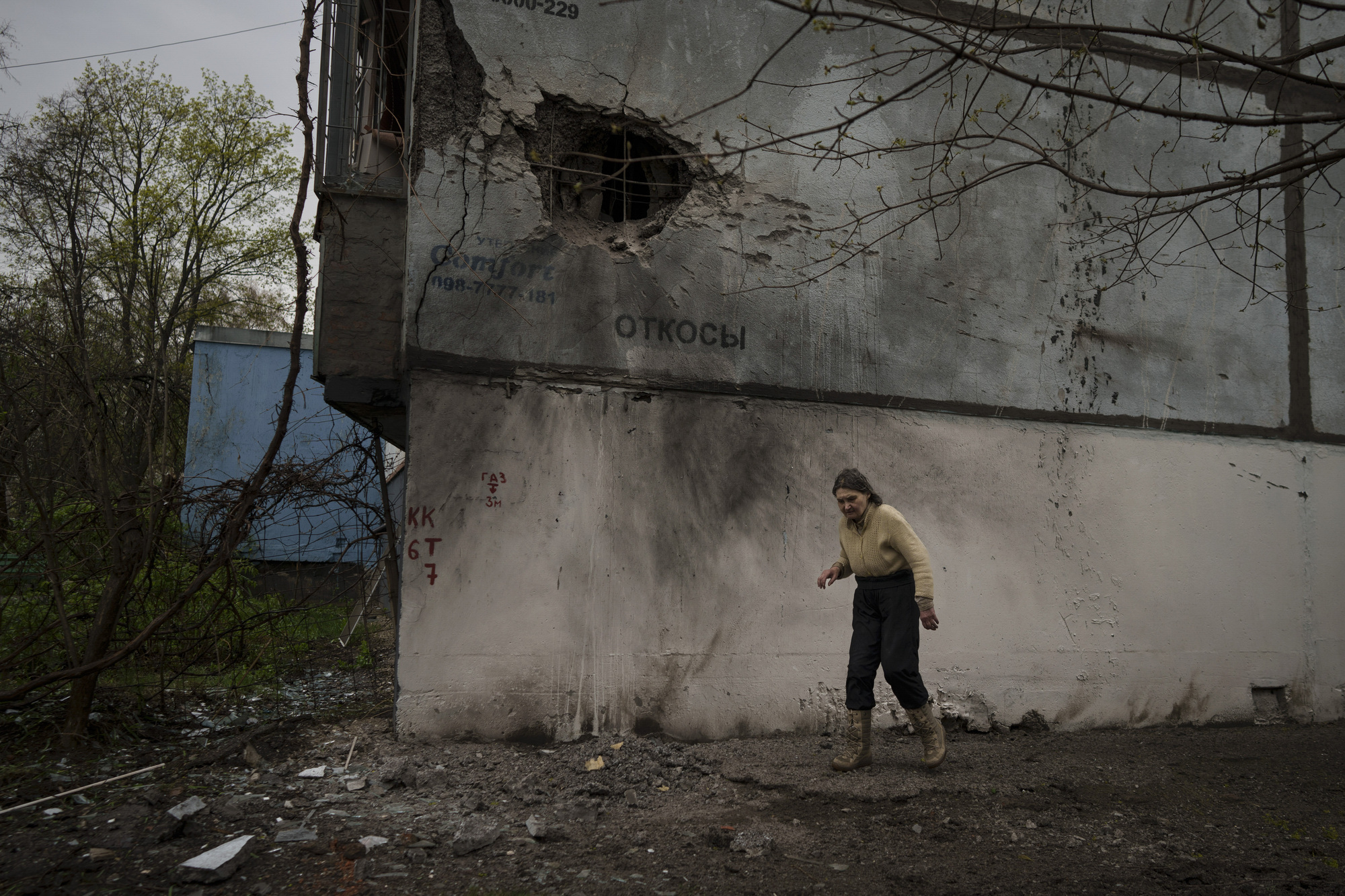 Russia pours more troops into Ukraine and presses attack in the east