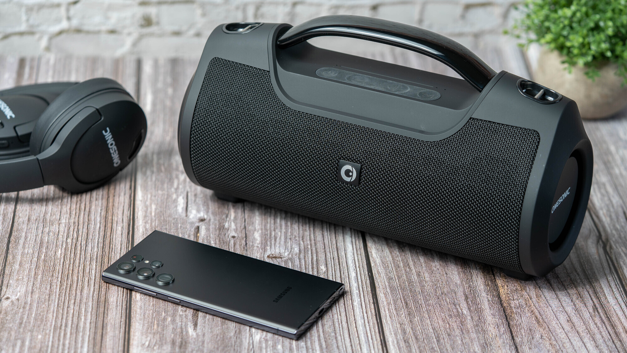 Onesonic Quattro Bluetooth speaker sets the mood for summer