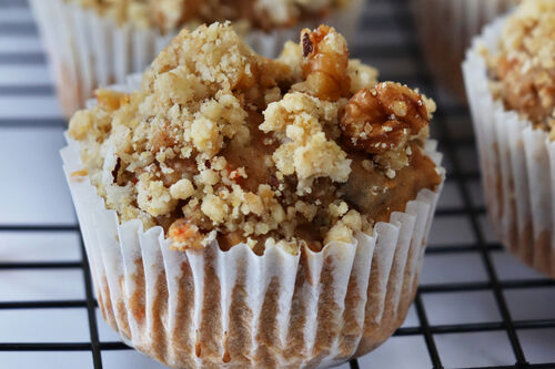 Apple crumble buns