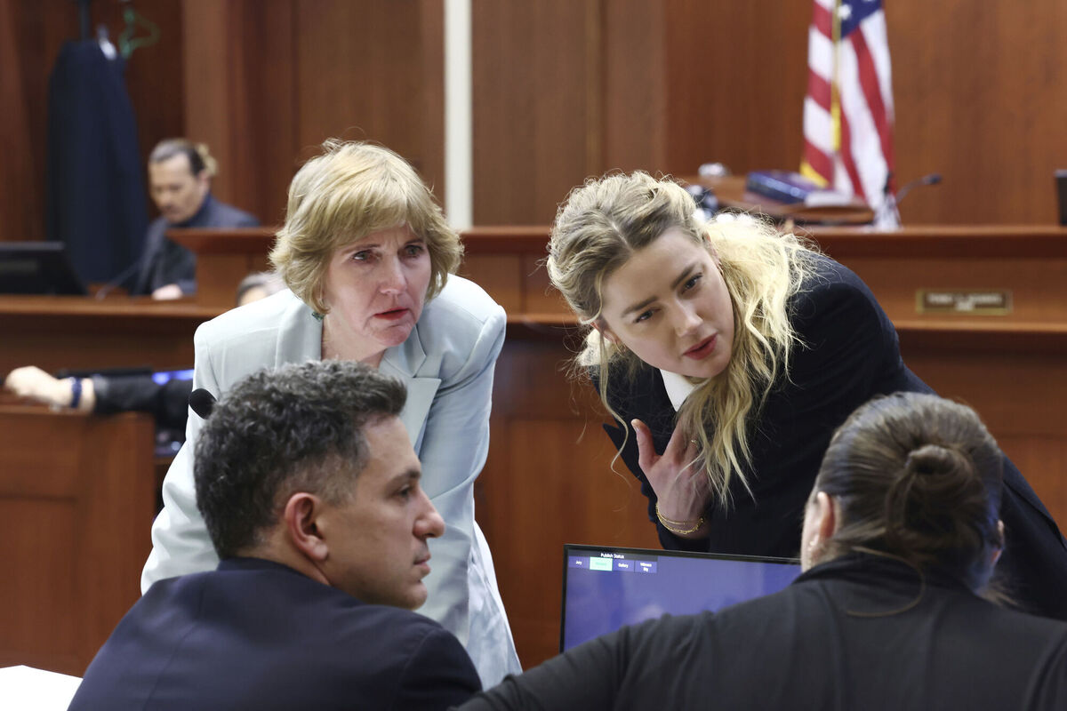 Actor Amber Heard speaks with her legal team as actor Johnny Depp returns to the stand after a lunch recess at the Fairfax County Circuit Court. Picture: Jim Lo Scalzo/AP