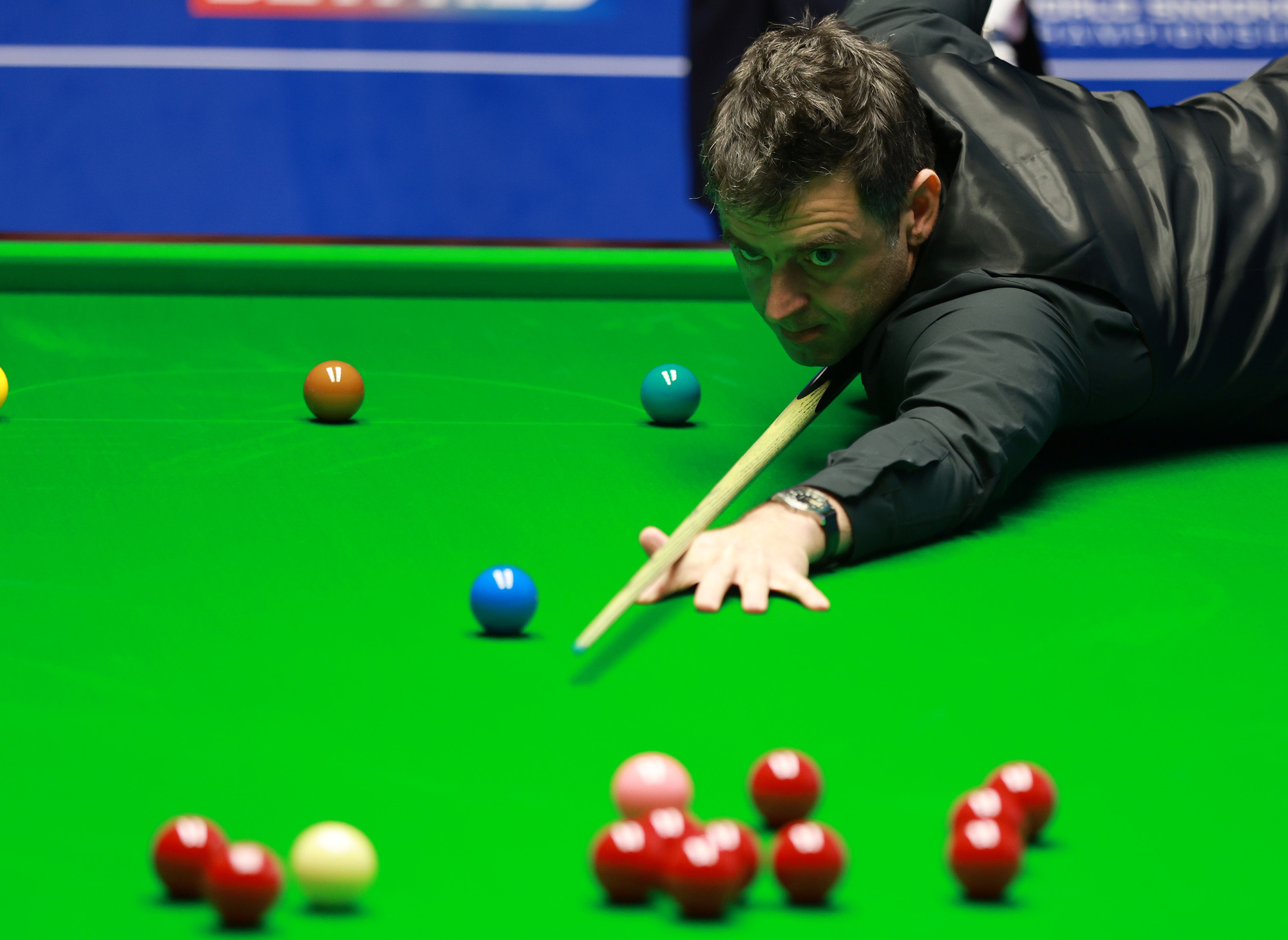 Ronnie O’Sullivan moves to brink of World Championship quarter-finals