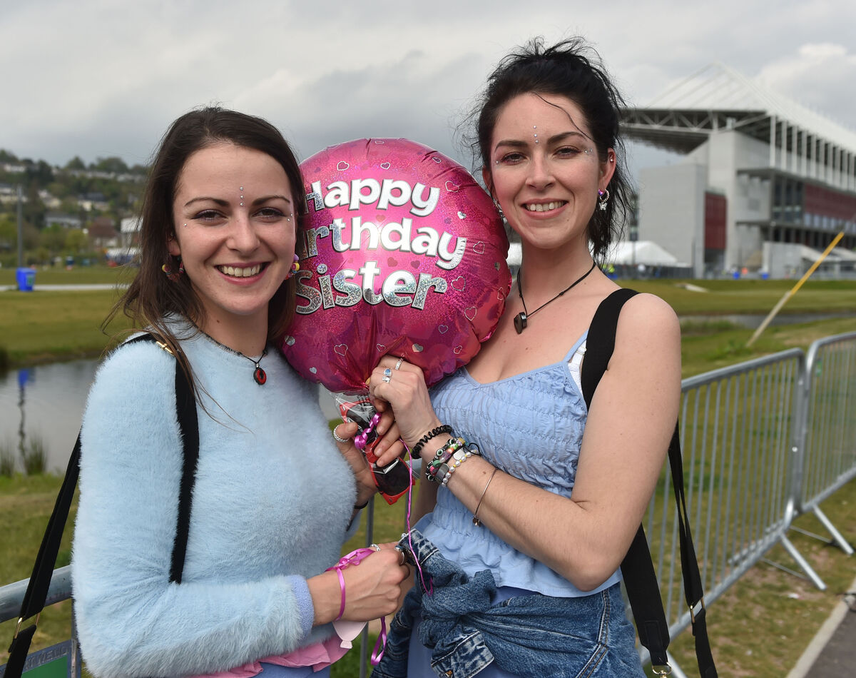 Rebecca and Neesha Coleman from Dingle at Ed Sheehan. Picture: Eddie O'Hare